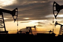 Image of crude oil drilling in an oil field symbolising Lacima's offering of a complete solution for energy valuation and risk analytics.